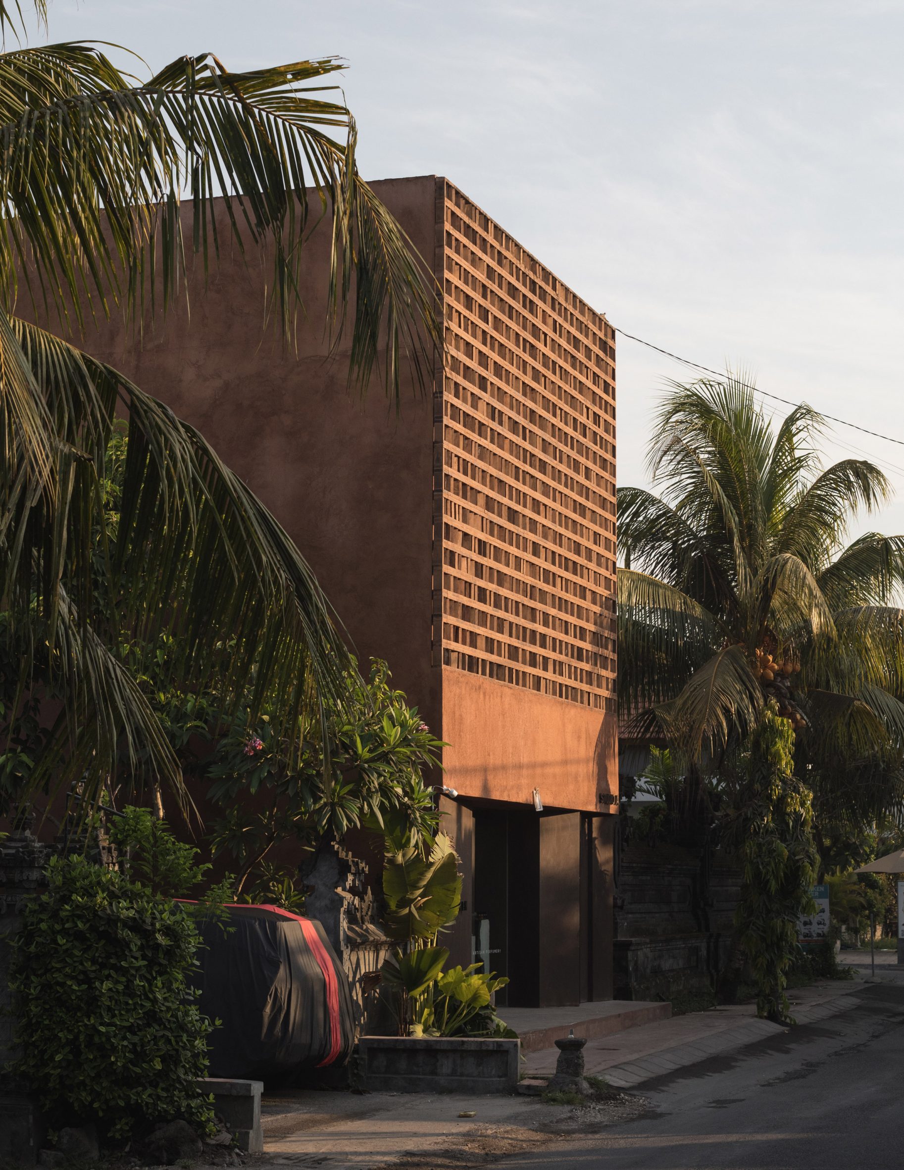 别墅建筑丨印度丨建筑设计MORQ,室内设计Studio Wenden-3