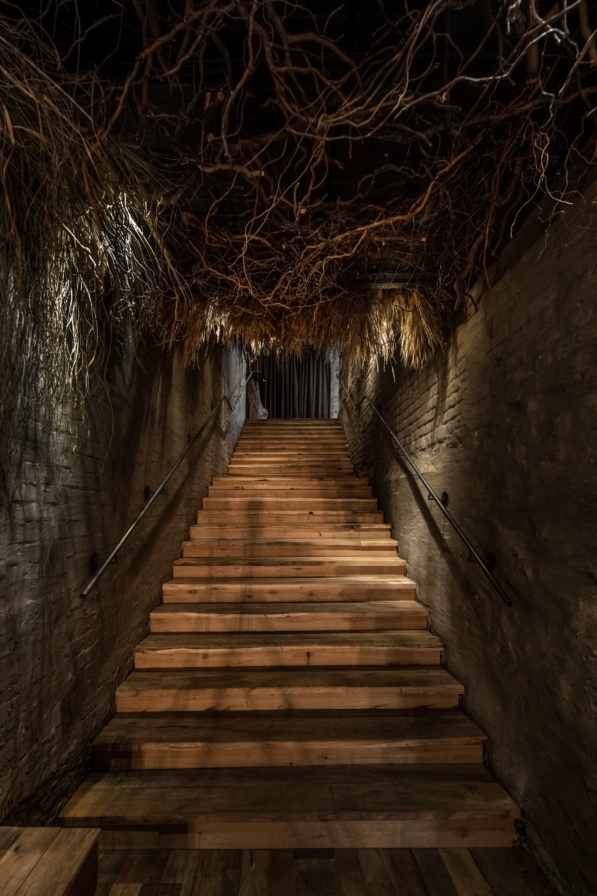 深酒吧；深吧台（需结合具体语境确定更合适的表达，若Bar指场所，可译为深酒吧；若指吧台，可译为深吧台 ，这里按一般情况先给出深酒吧 ）

注：如果Deep Bar是特定领域的专业术语，可能需要更多背景信息来准确翻译 丨乌克兰丨PRAVDA design-17
