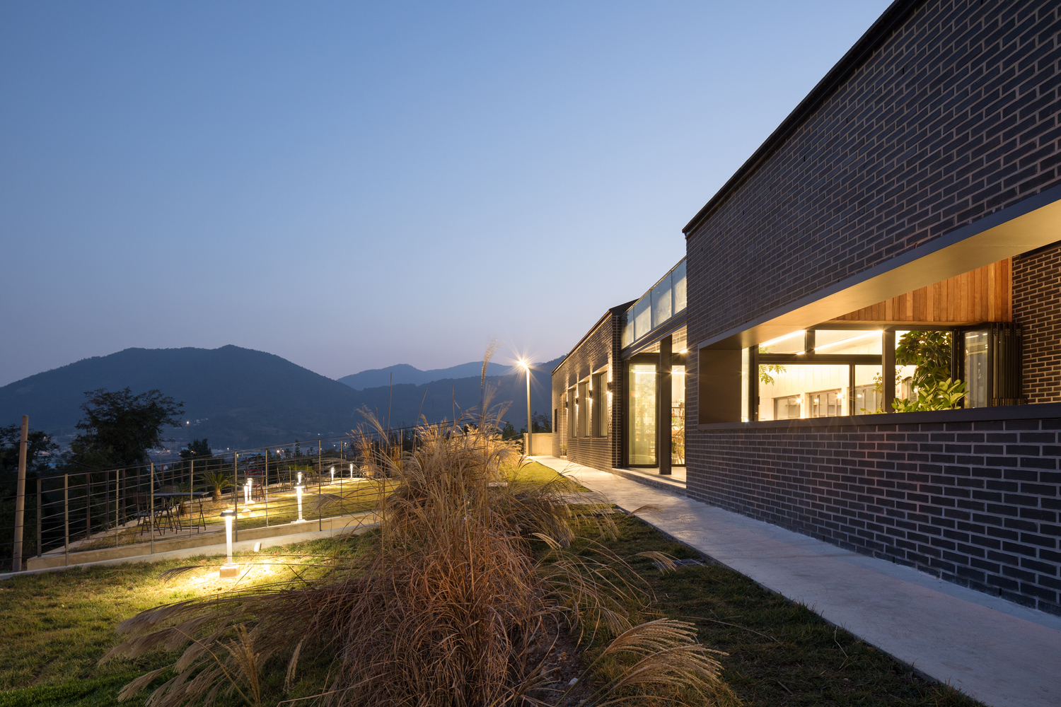 融入自然的简约咖啡馆-70