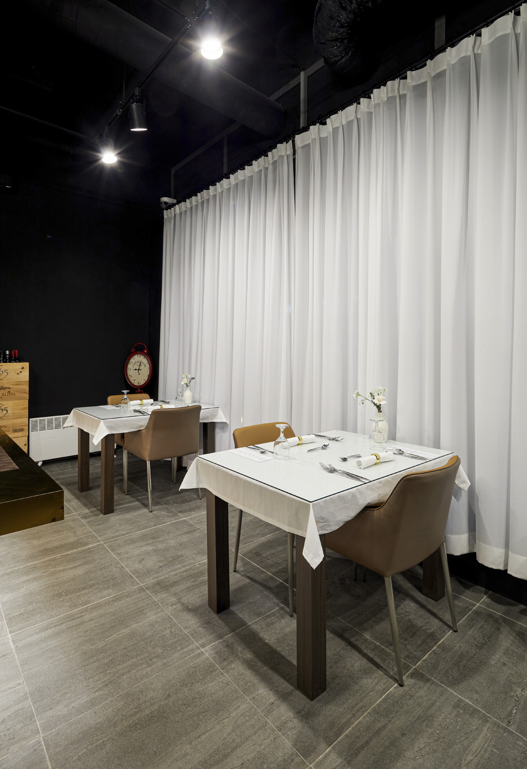 现代简约 20 平米餐厅设计，黑灰色调展现高级感-10