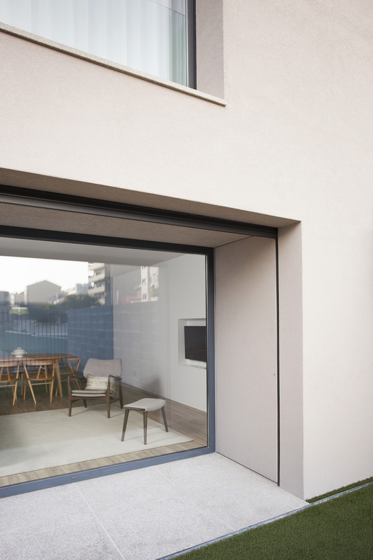 波尔图市中心翻新别墅 | 现代生活与自然光线的融合-5