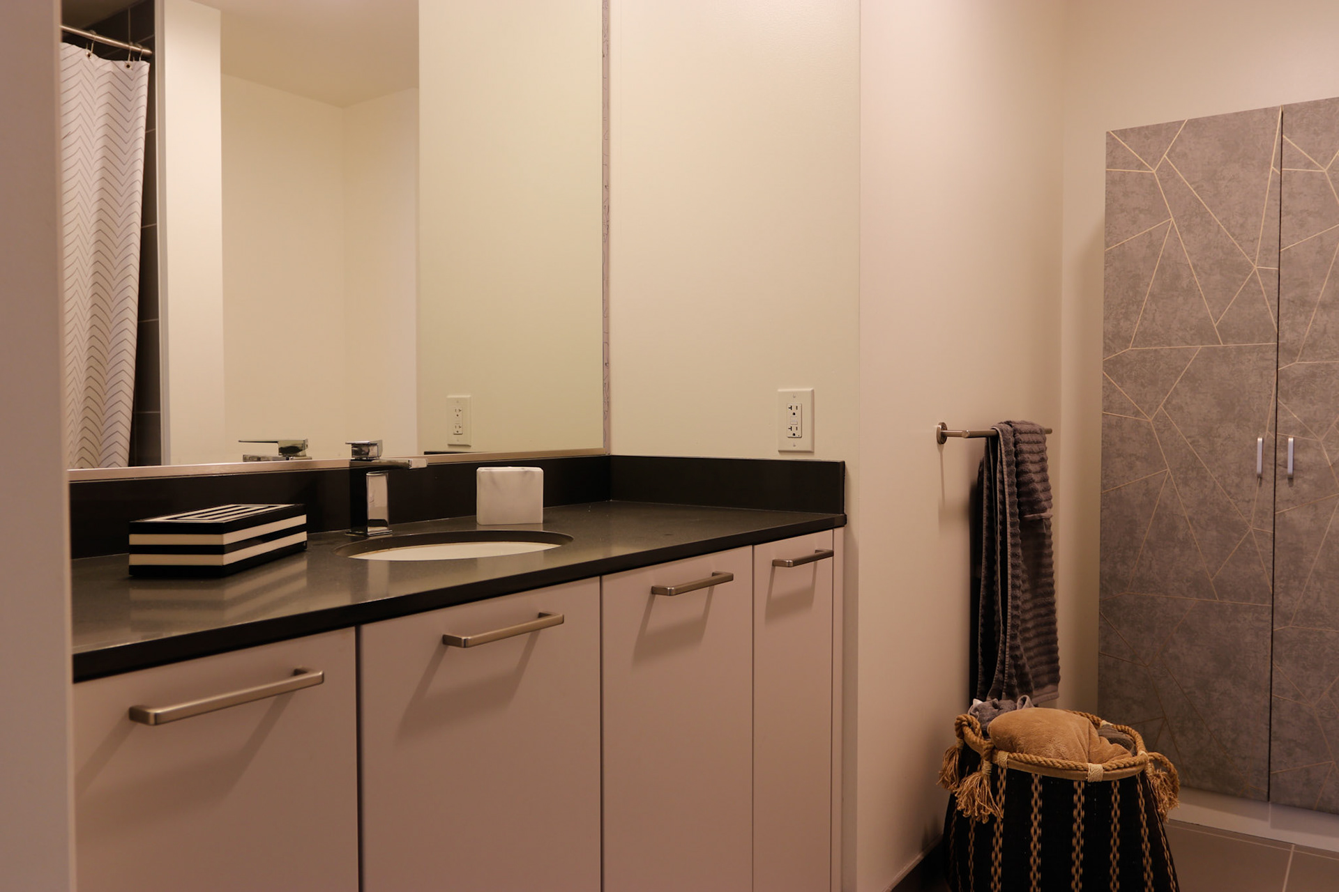 Market St, SF. 94103. AEB 5 Brackets-31