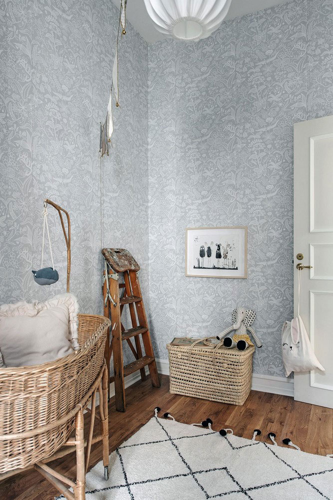 瑞典温馨公寓 | 原木与花卉壁纸的完美融合-12