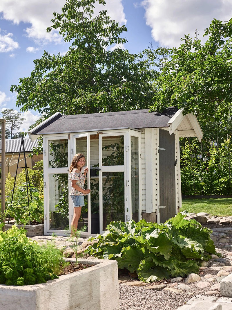 瑞典年轻家庭打造白色夏日小屋，自然与现代的完美融合-18
