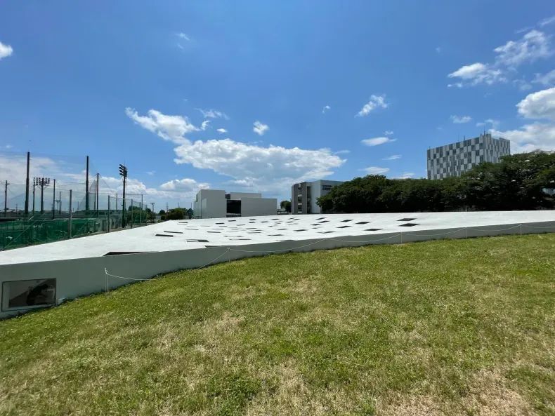 日本“最空白”建筑！无墙无柱无固定用途，59扇天窗让雨水阳光随意进出！网友：躺着发呆都变浪漫了-51