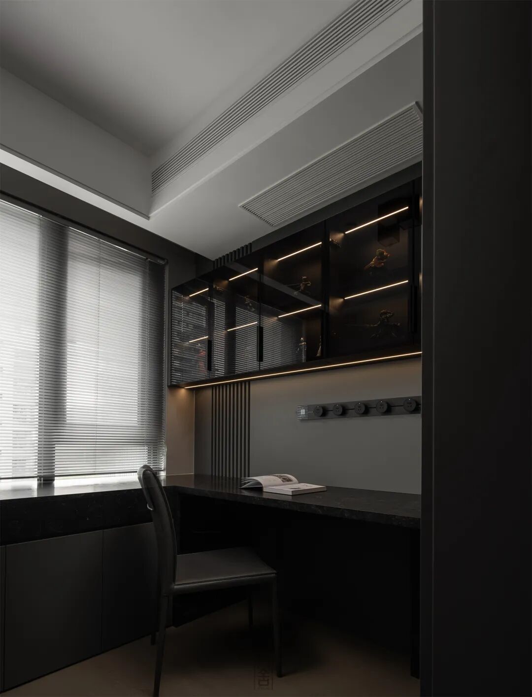 内舍软装丨127㎡现代极简风，黑灰+自然光影构建一个松弛的居住场所！-40