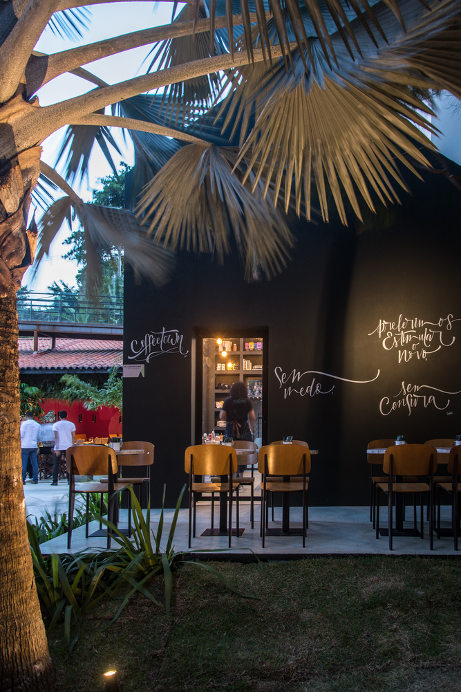 巴西 Coffeetown 咖啡馆 | 绿意盎然的家宅式设计-24