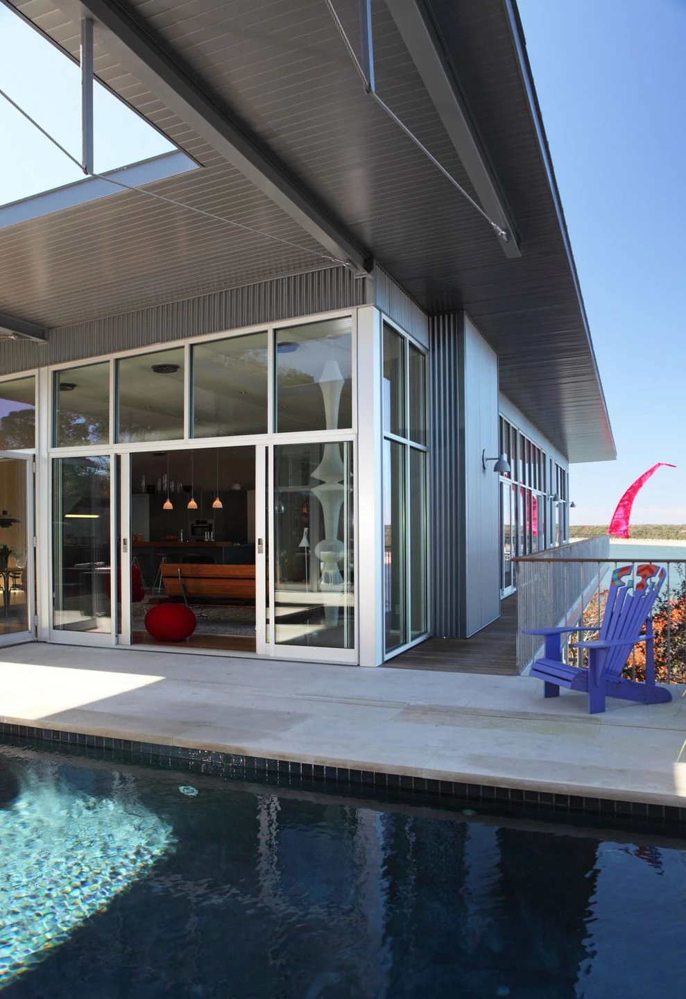 德州奥斯汀的"Villa Nuevo" | 夏日遮阳，室内外生活和谐共生-24