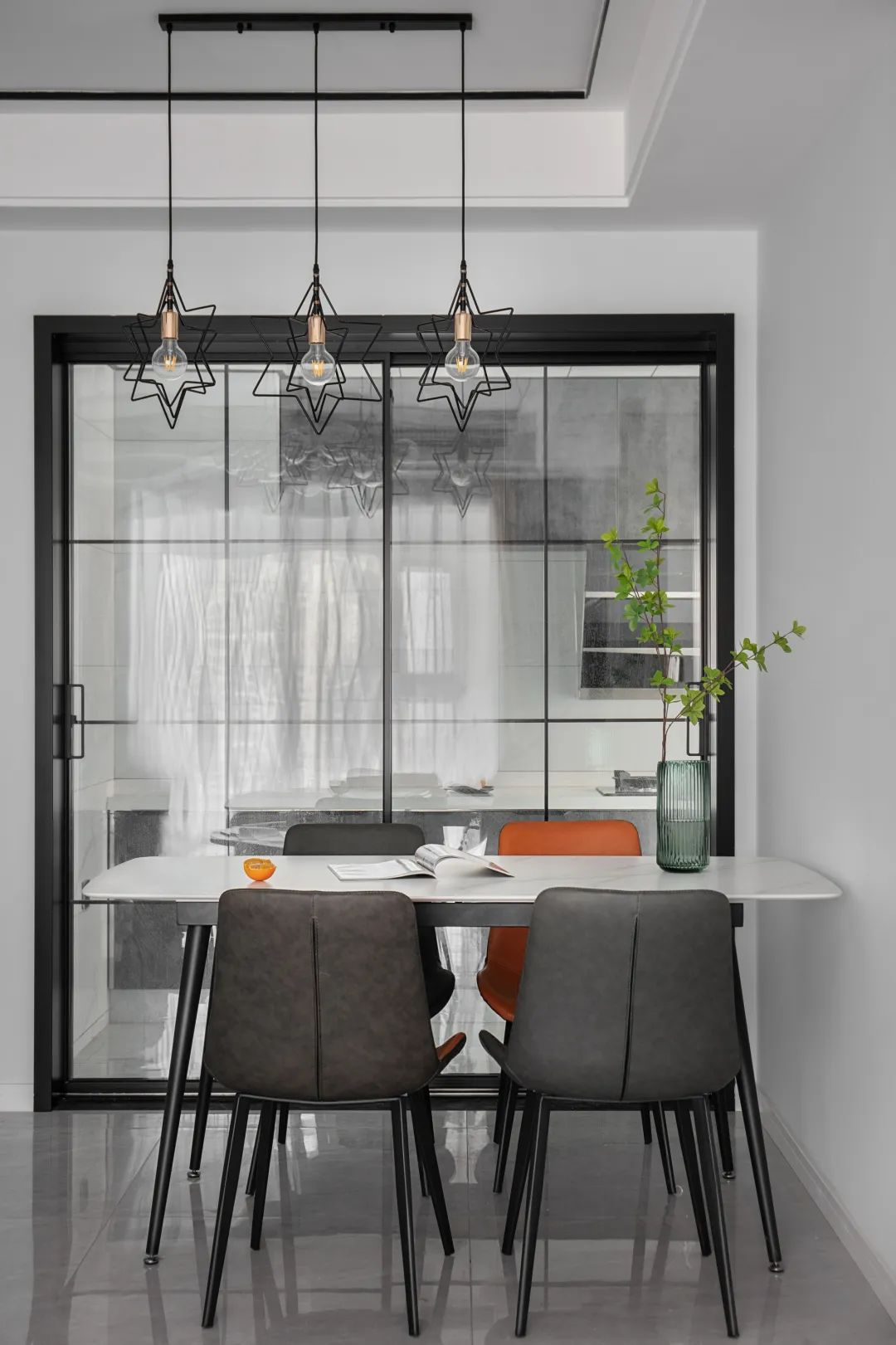 重庆融创春晖十里雍和府 | 黑白灰里的现代简约温情-28