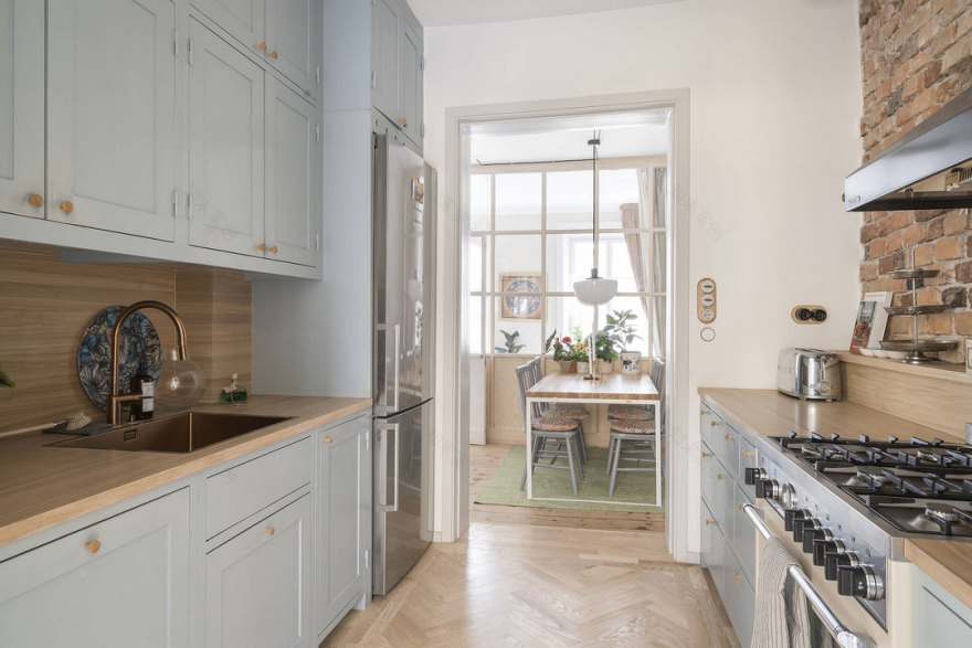 斯德哥尔摩蓝色墙壁与复古木门的时尚公寓-16