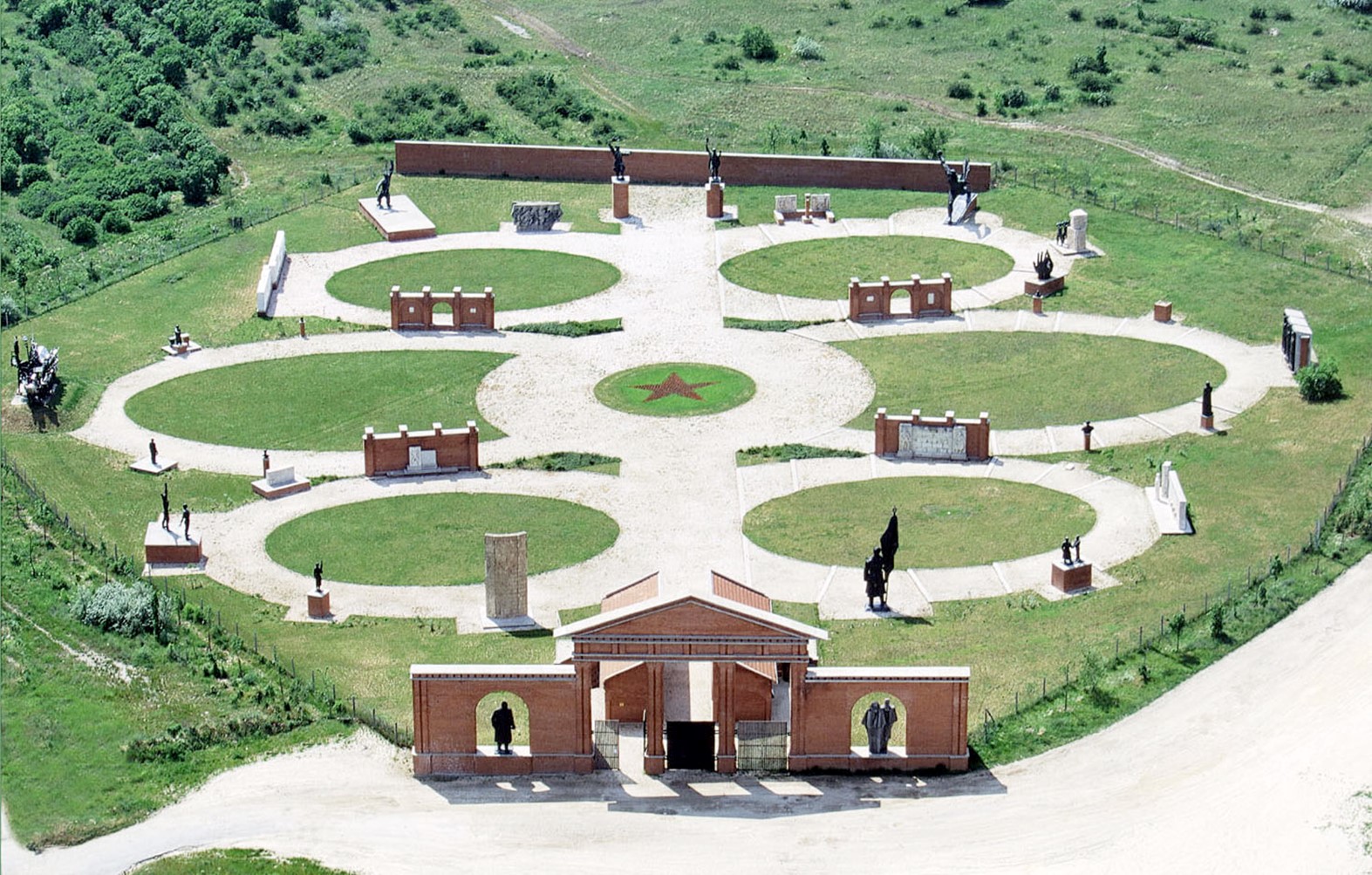 Memento Park（纪念公园）丨匈牙利布达佩斯丨匈牙利建筑师Ákos Eleőd-19