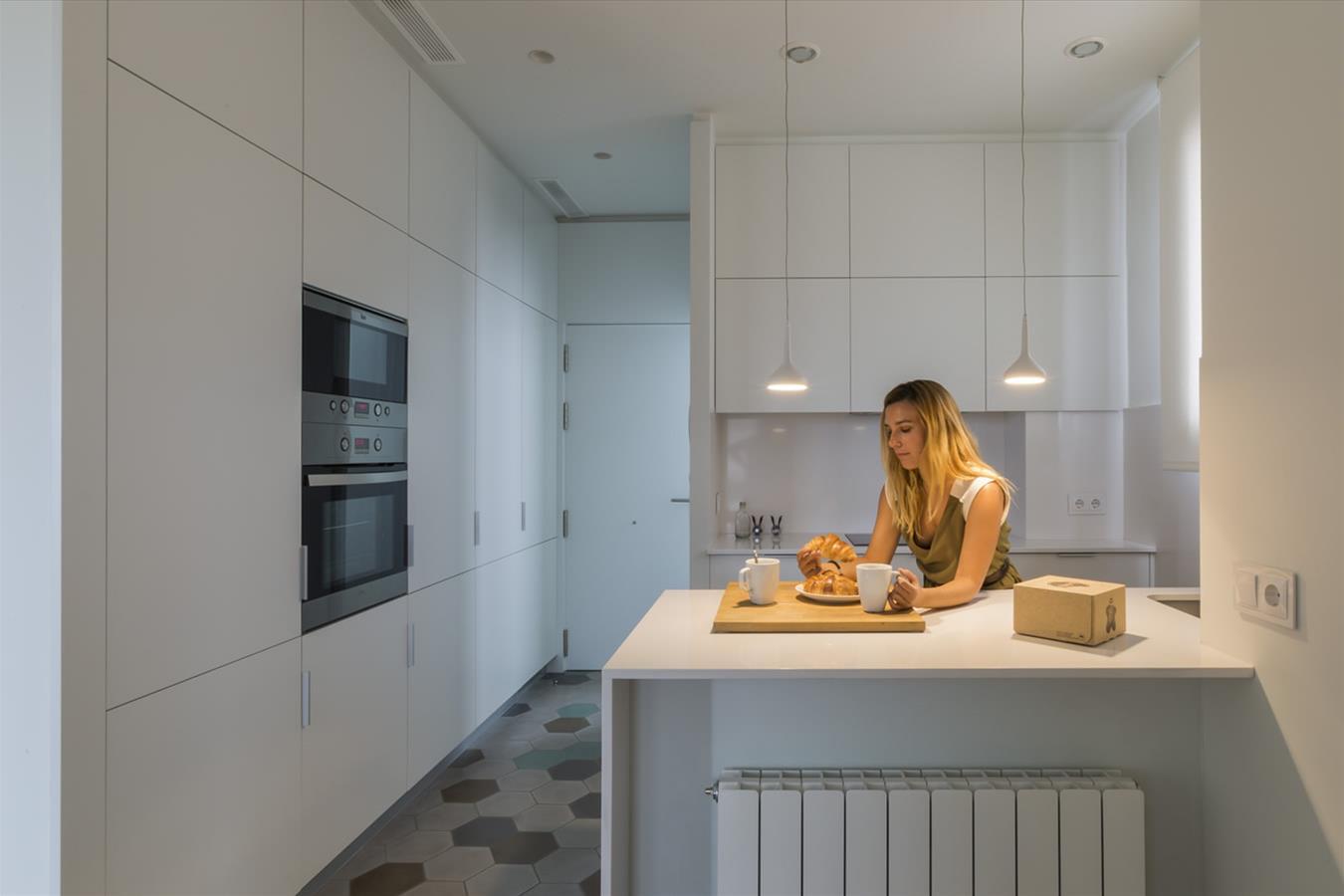 巴塞罗那工业风公寓设计,自然光与空间的完美融合-15