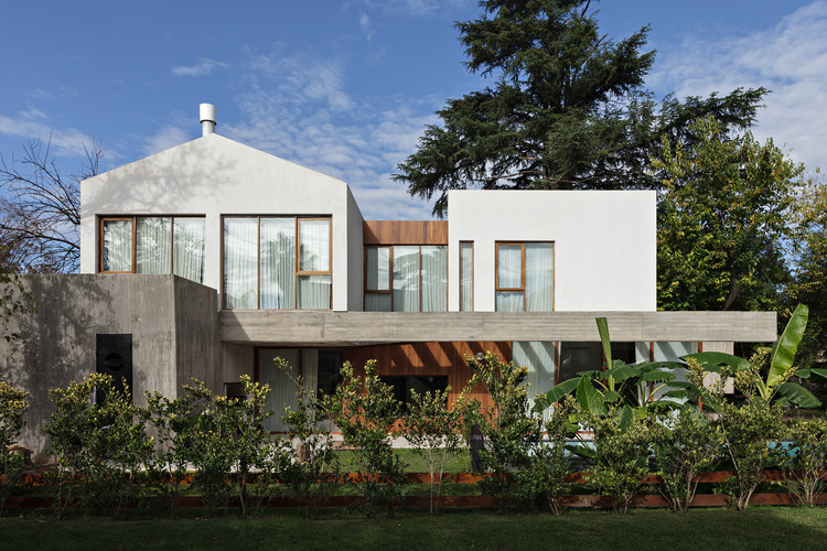 阿根廷封闭社区内的独特几何住宅-9