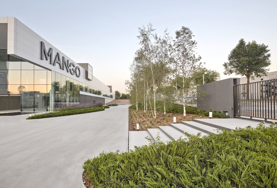 绿意盎然的多功能景观空间——MANGO 设计中心巴塞罗那景观项目-36