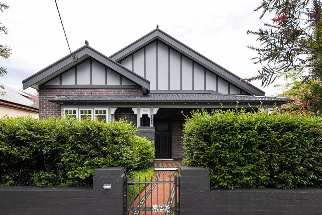 拥有独特屋顶和壮观黑色厨房的悉尼豪宅-24