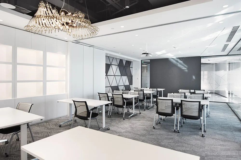 北京 SWAROVSKI 办公室设计 | 黑白灰的水晶空间-11