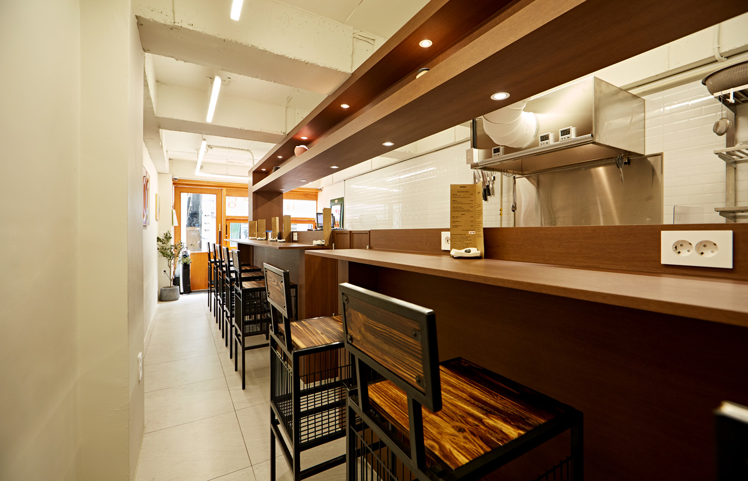 白色与木质的极简设计，打造 11 平的小户型公寓-4