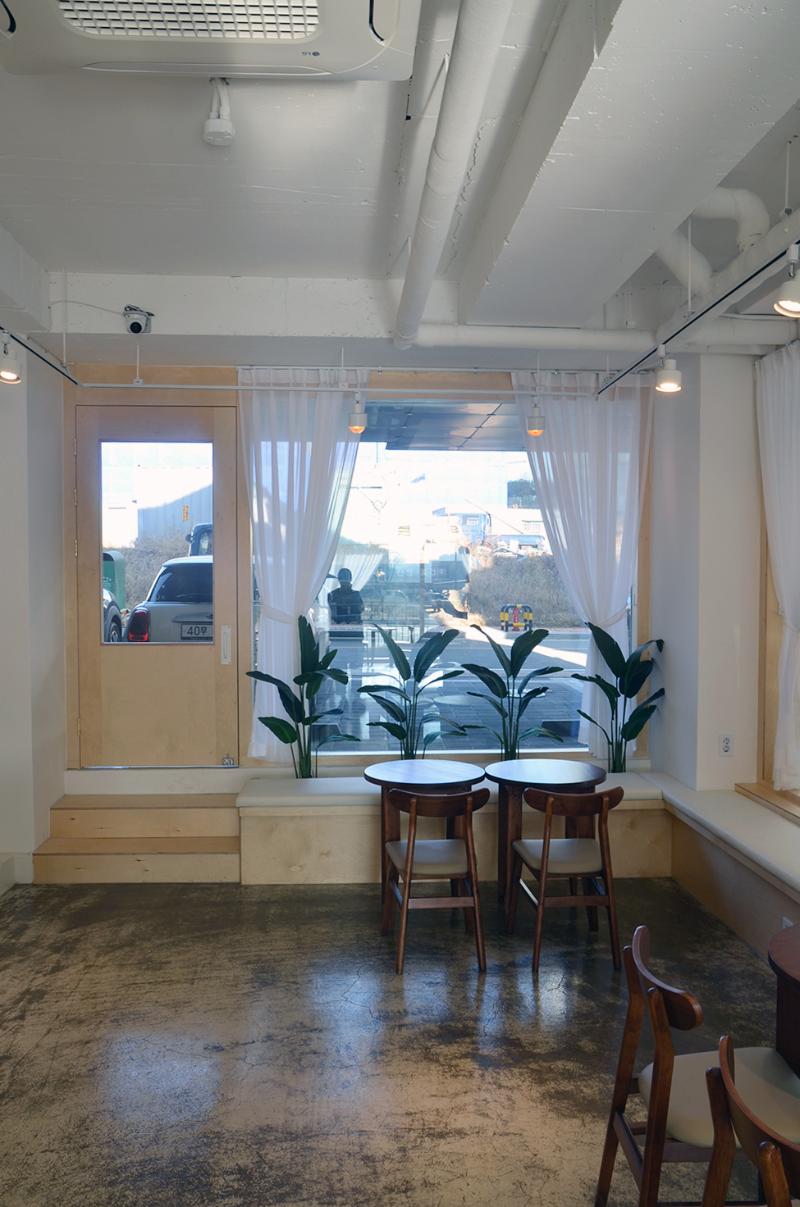 简约 20 平咖啡厅，展现白色与木色的精致空间设计-15