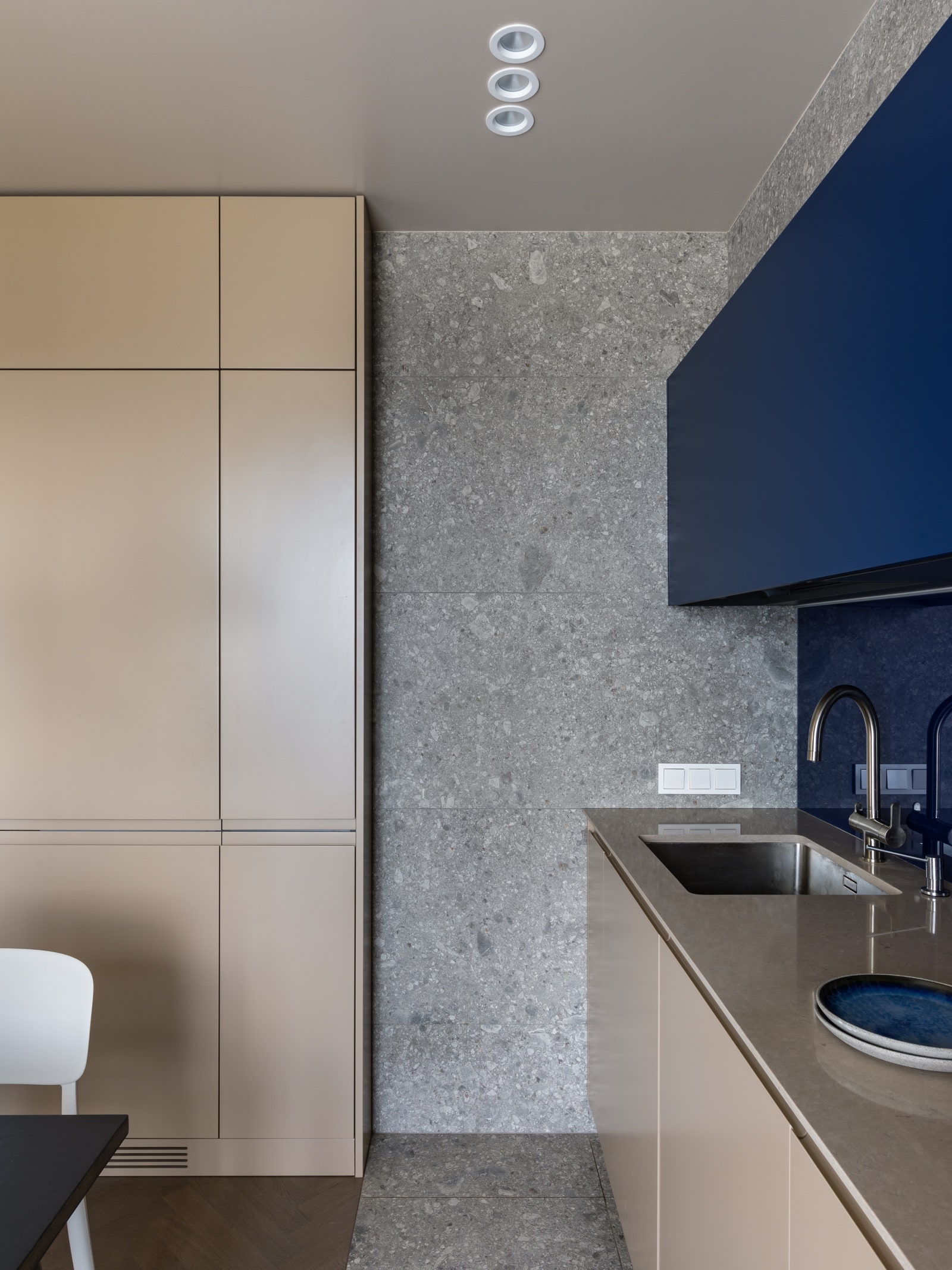 明快蓝色调,打造温馨宜居的现代公寓-8