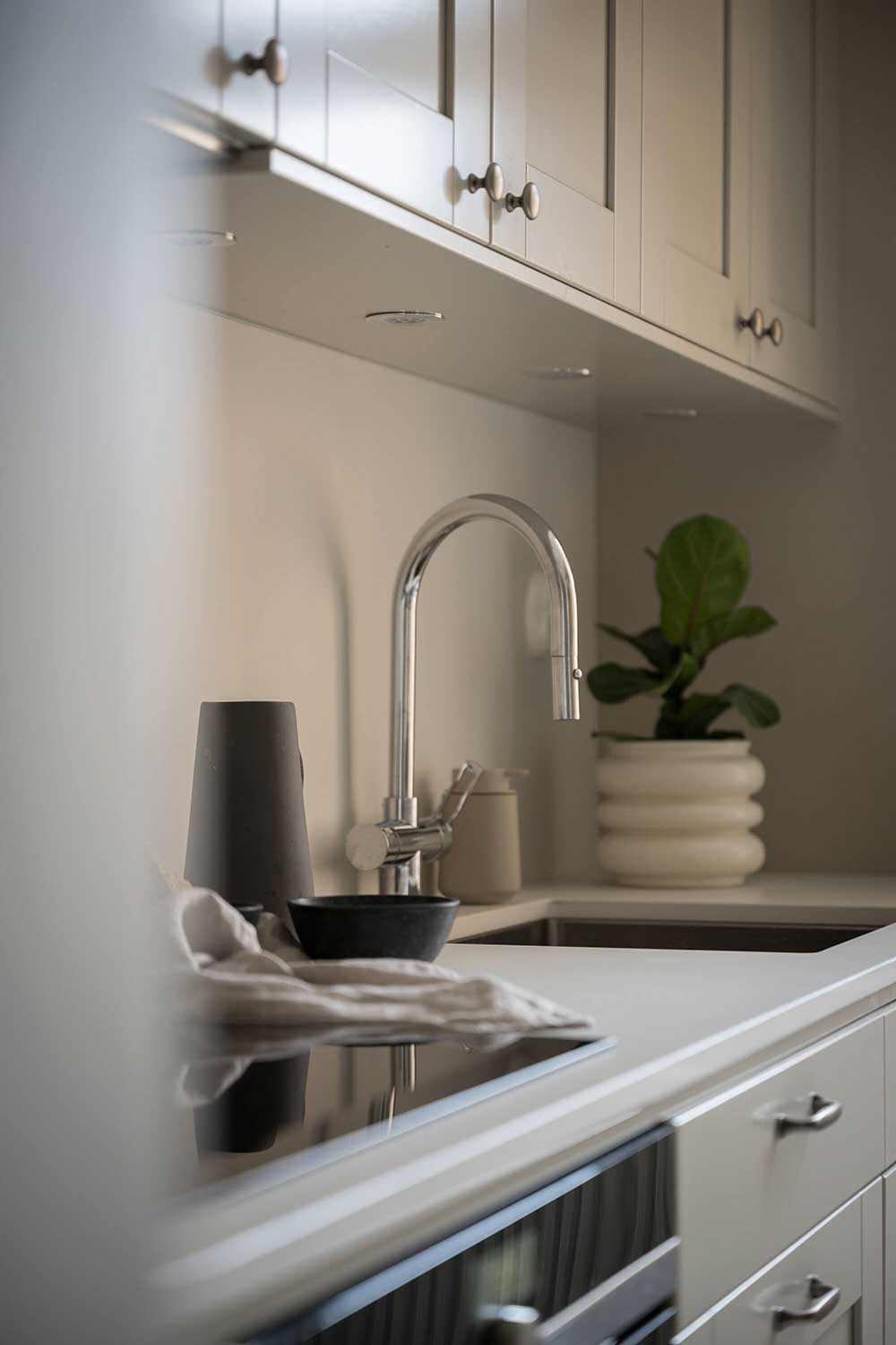 平静与宁静：斯德哥尔摩精致的单色公寓-7