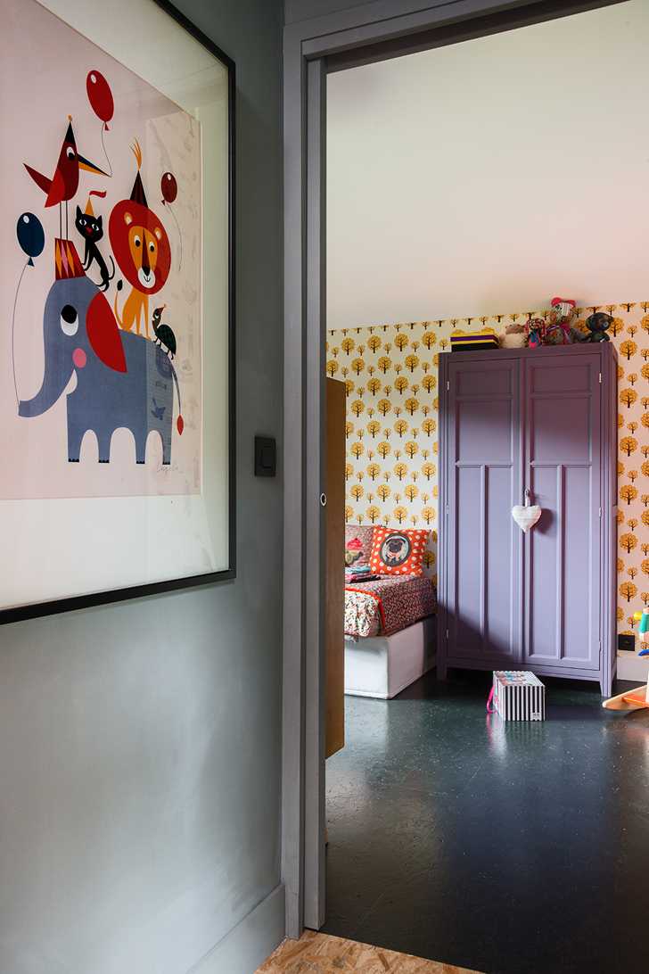 法国河边的黑色小屋 | 室内的明亮与活力-21