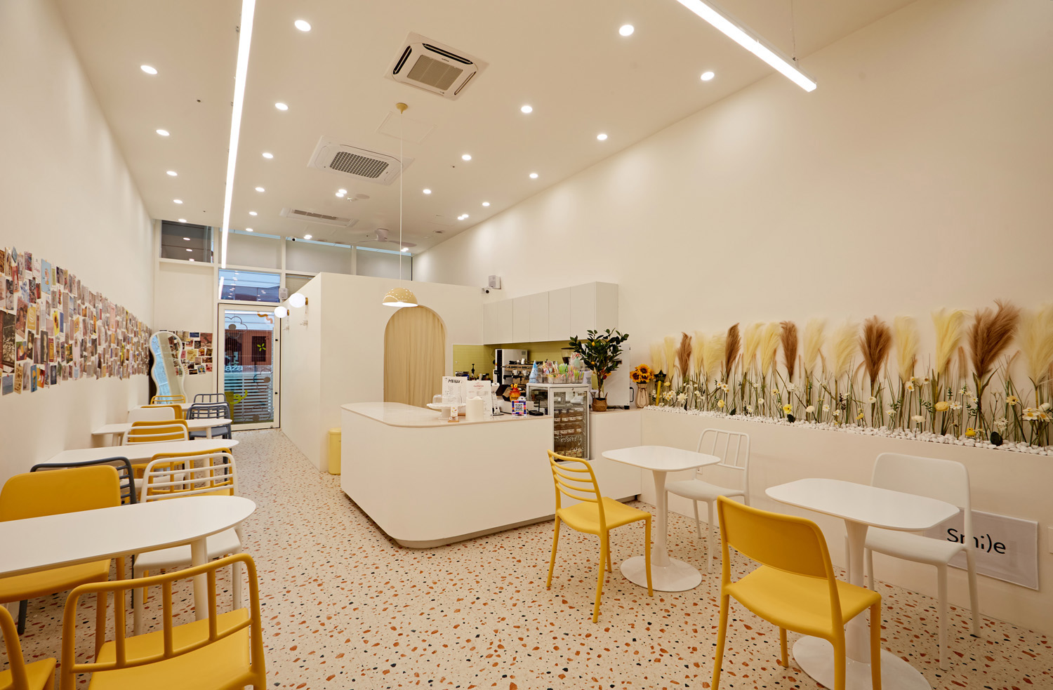 17 分满分的黄色咖啡厅设计-4