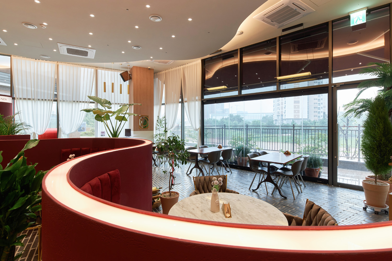 曲径通幽 | 55 平米餐厅的曲线魅力-7