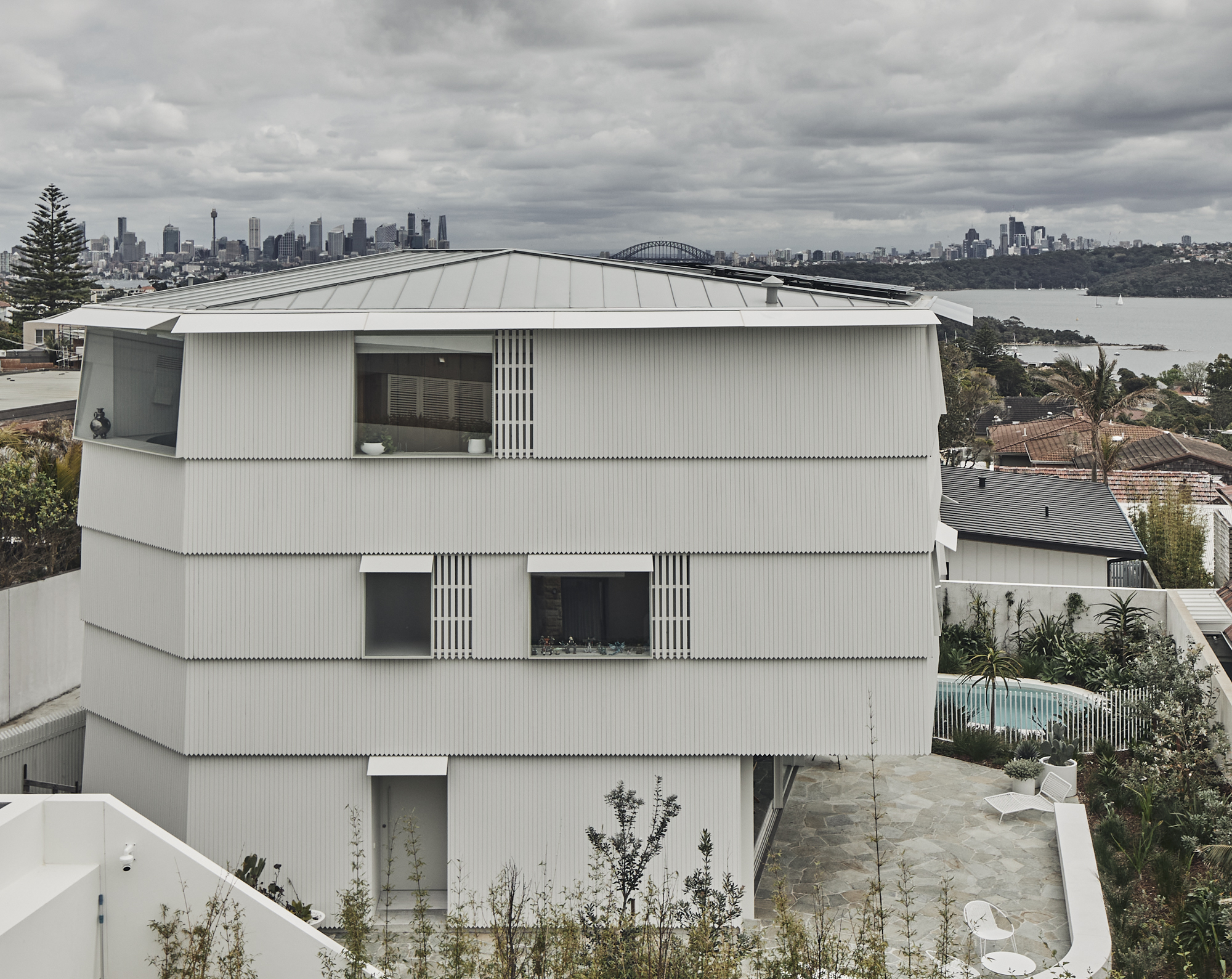 悉尼 Vaucluse 的"船板屋" | 巧妙利用规划限制,融入美景的设计惊喜-4