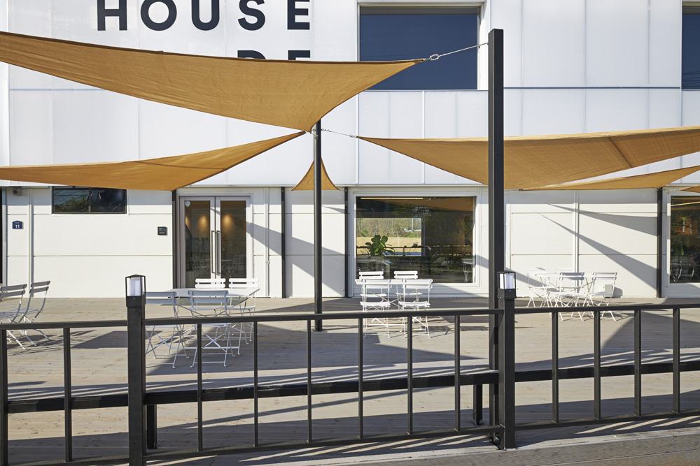 具有现代氛围的两层大型烘焙咖啡馆室内设计专业公司-22