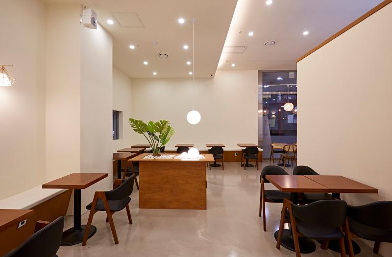 极简 25 平米咖啡馆设计，打造温馨原木空间-7