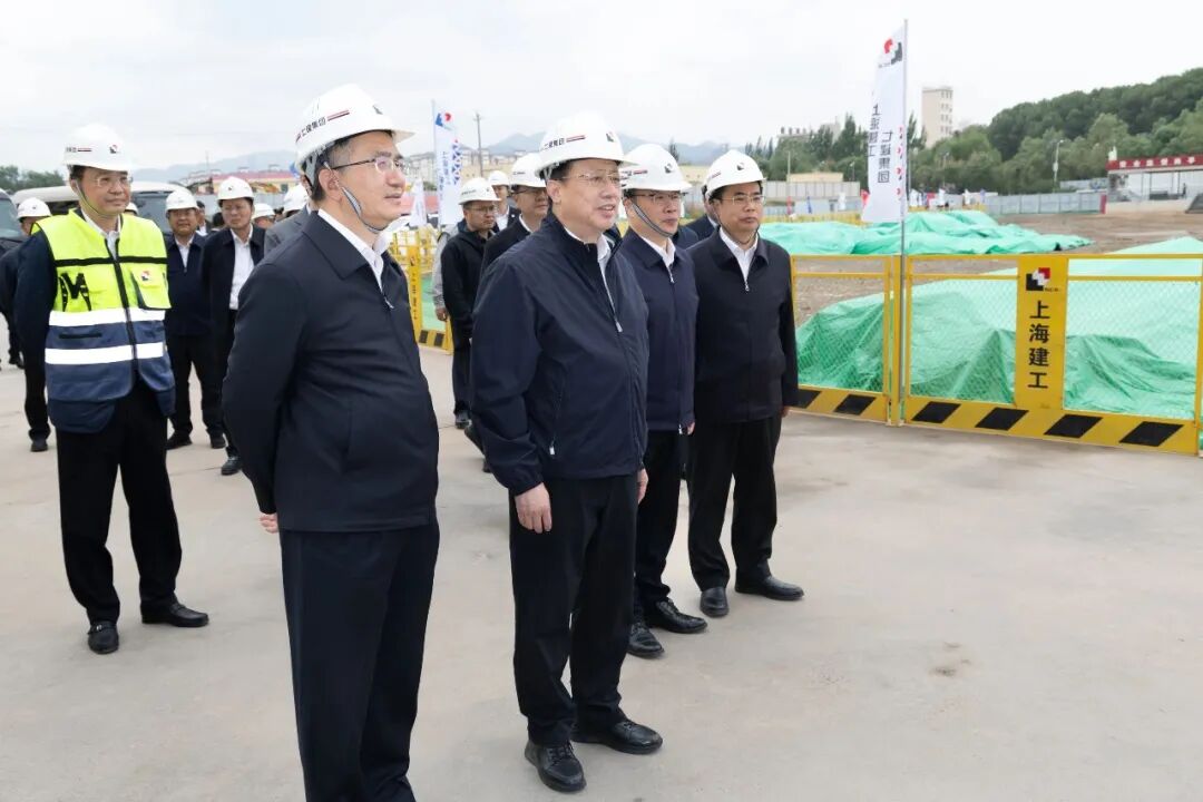 龚正率上海市代表团考察上海建工七建集团青海果洛海东中学项目-2