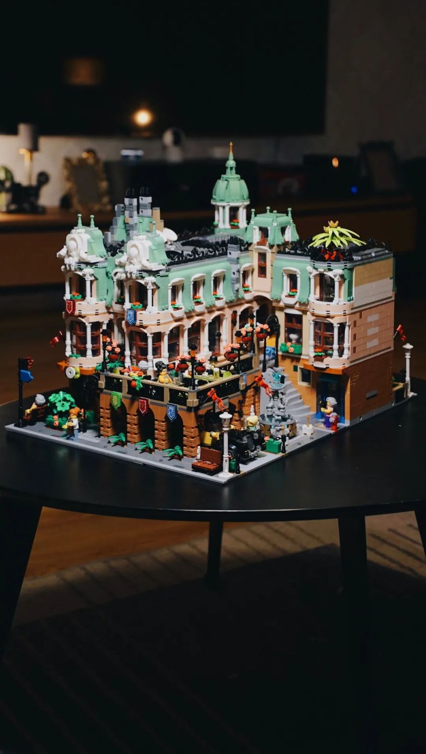 【精彩MOC欣赏】三套乐高街景10297组成的超级转角精品酒店——《皇家花园酒店》-82