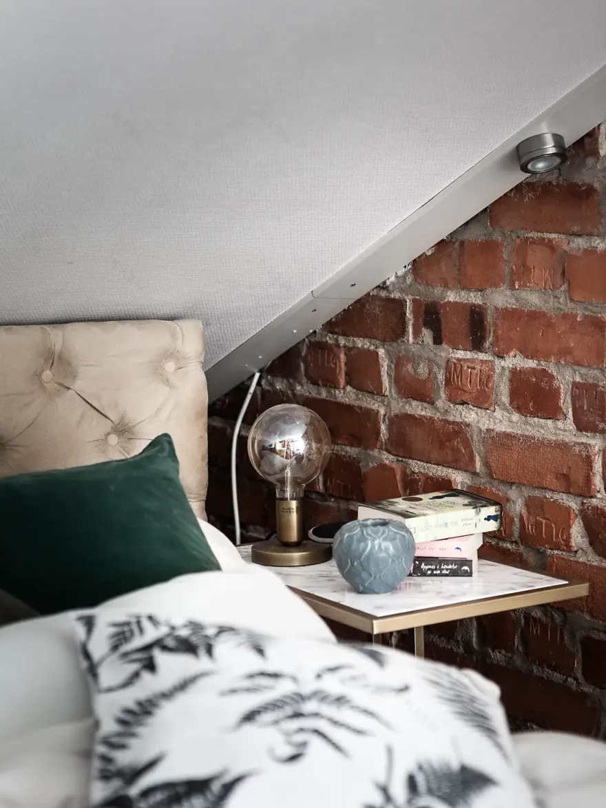 瑞典 1931 年老建筑中的红砖阁楼卧室-2