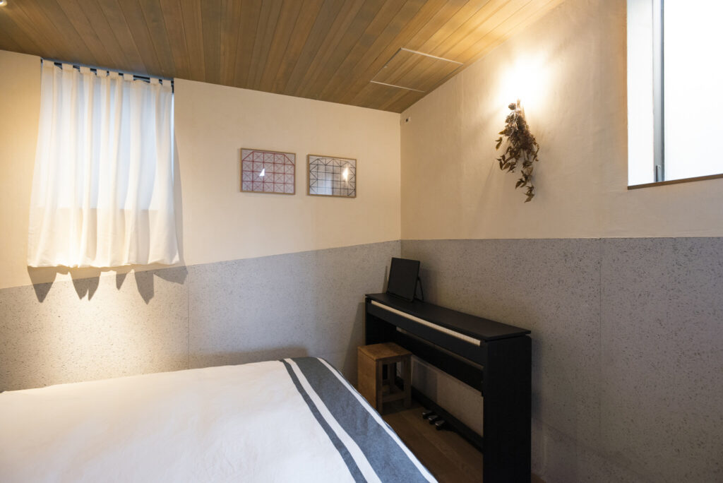 里山の風景を取り込む　室内と一続きの軒下テラスが豊かな時間をもたらす | Architecture | 100%LiFE-18