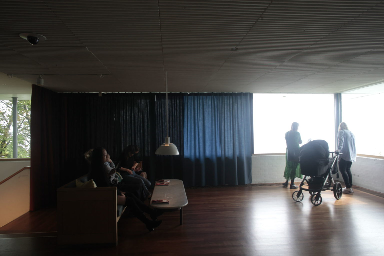 デンマークの海岸線に位置する世界一美しいと称される環境に溶け込む美術館「ルイジアナ美術館」 - #casa-37