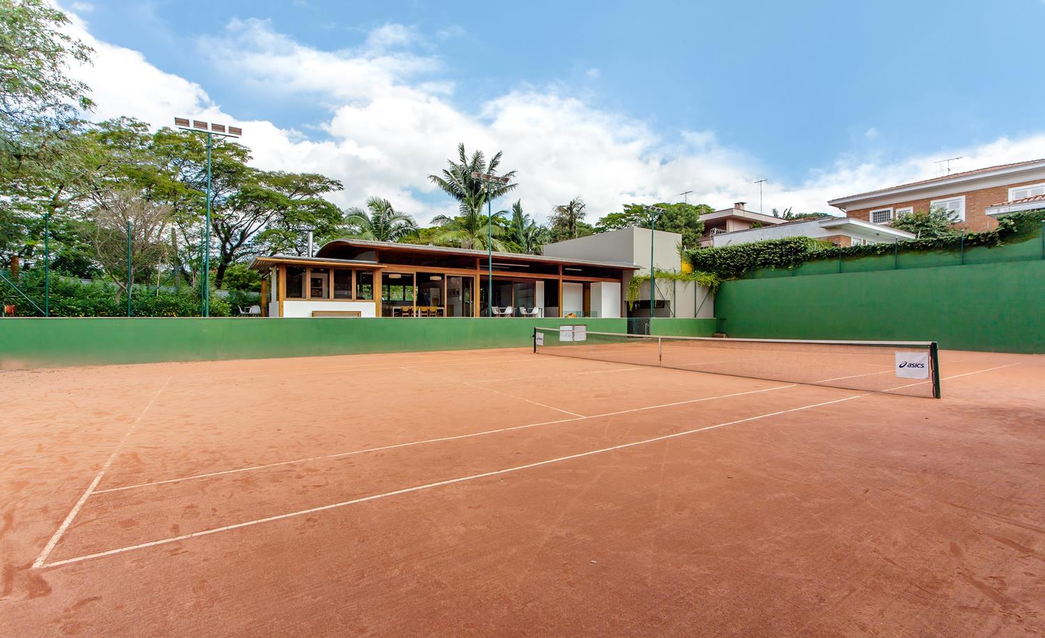 巴西 Sakh Club | 木质与玻璃的完美融合，打造温馨运动空间-2