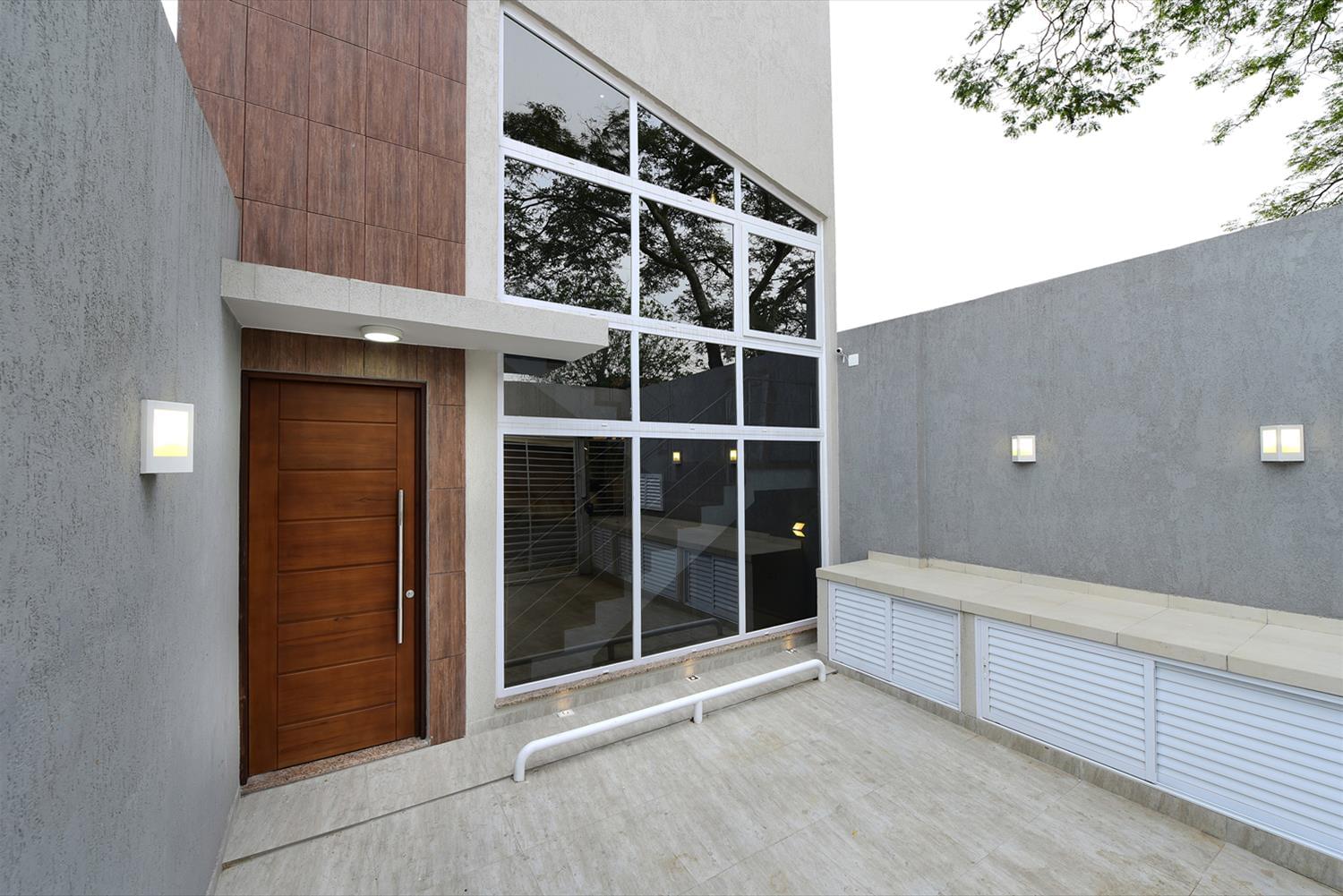 巴西 IBD Arquitetura 诊所设计 | 倾斜屋顶和蓝色调打造宁静医疗空间-2