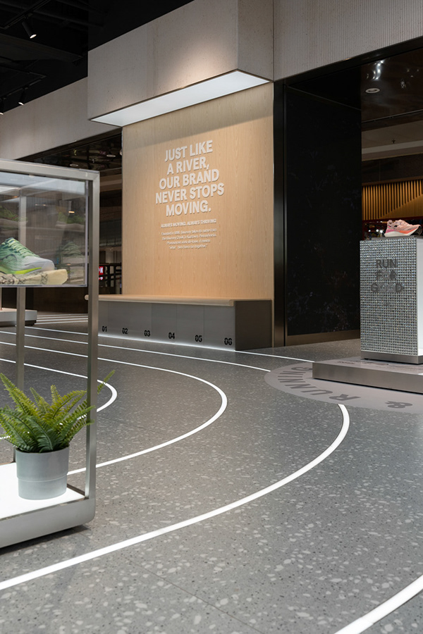 Saucony 新门店开业设计-40