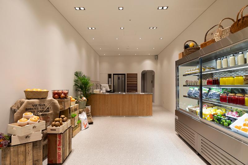 15 平水果店，极简白色与木色营造温馨氛围-4