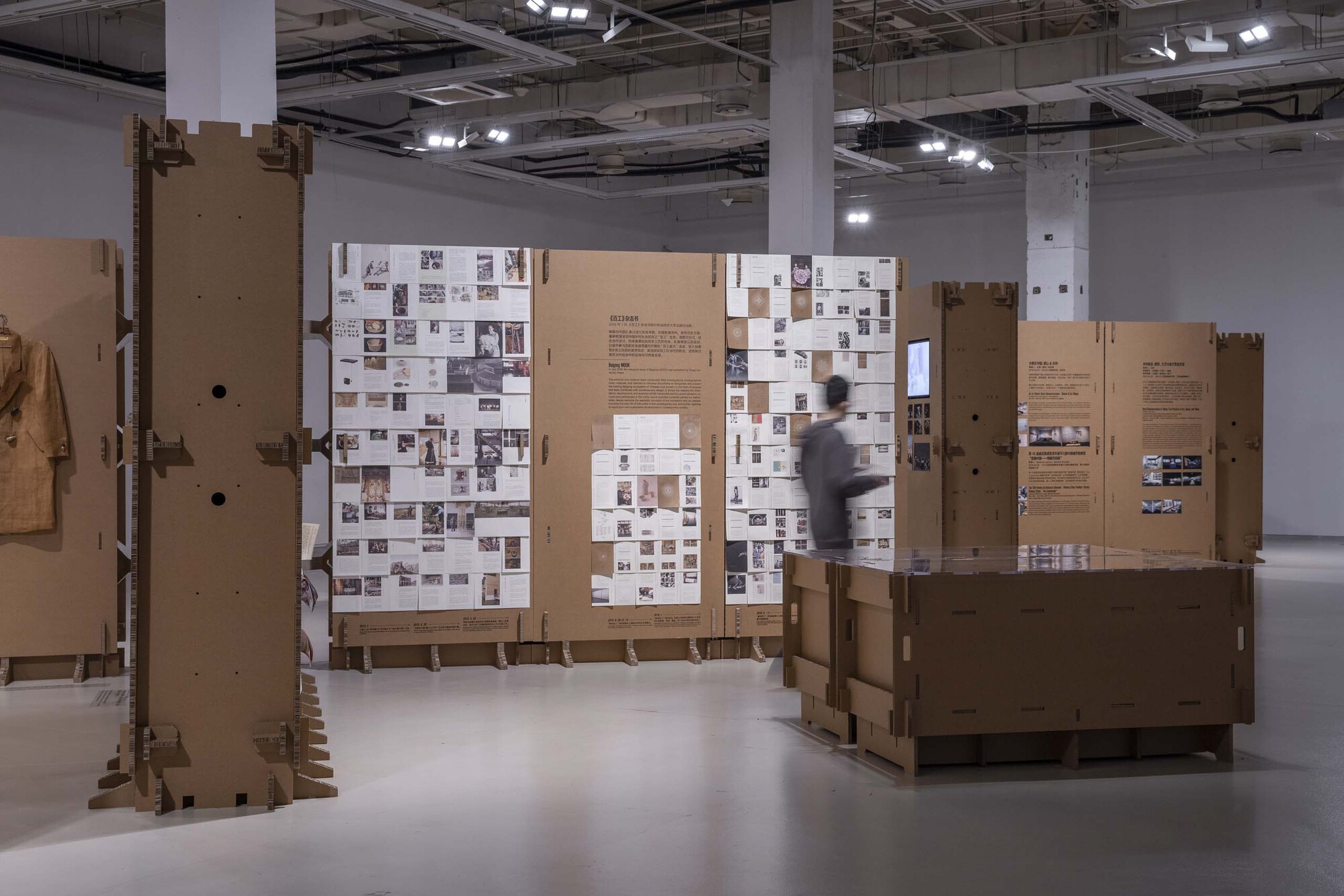 Exhibition Space Formed by Corrugated Cardboards / LUO studio-34