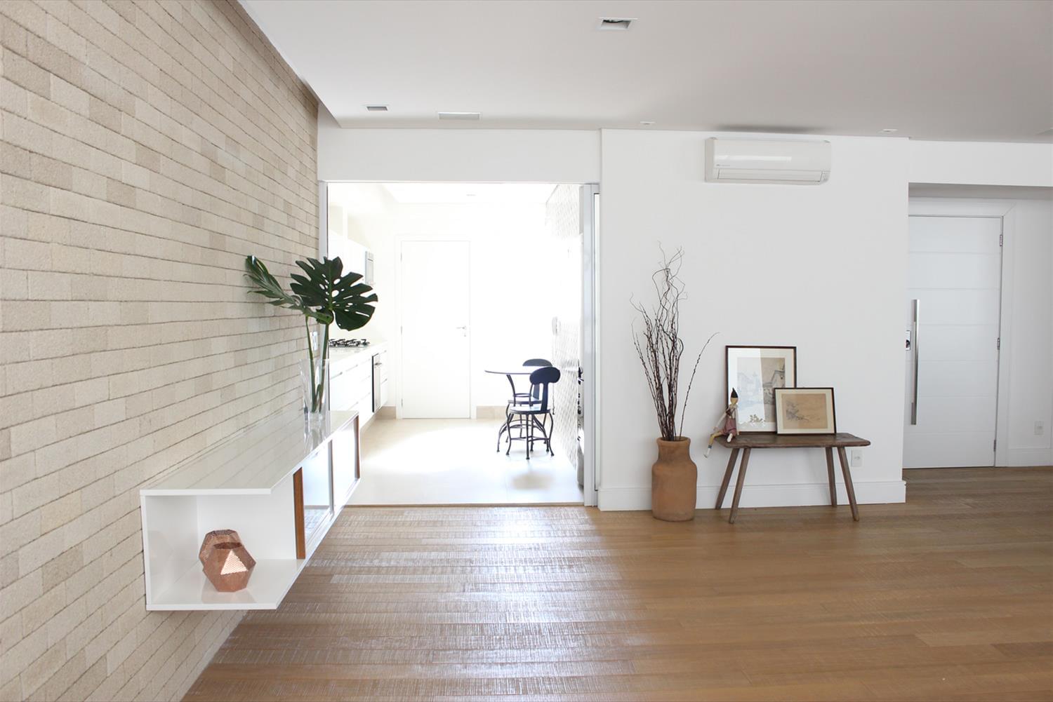巴西 SP 市 SL 公寓 | 明亮木质与白色砖墙的简约空间-11