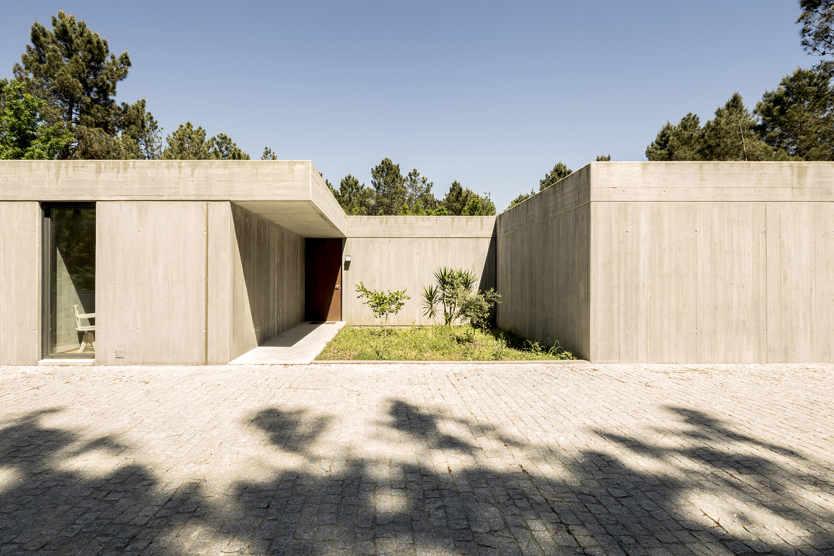 隐于自然的混凝土住宅,葡萄牙/ waataa-15