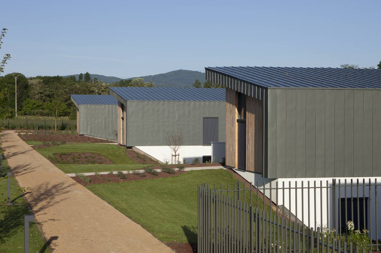 狼堡养老院

注：Ehpad是法语中EHPAD的写法，指接收失能老人的养老院；Le Château du Loup直译为狼之城堡，结合前面的Ehpad，意译为狼堡养老院  丨Studio Gardoni-4