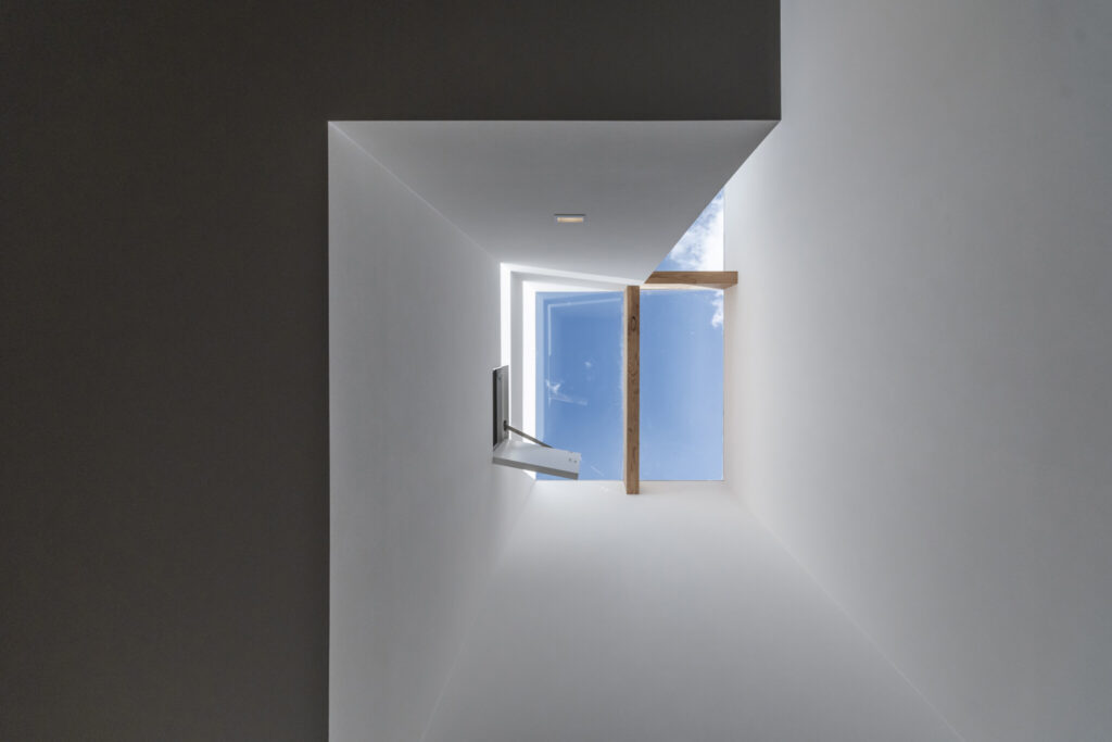 気軽に外と行き来できる鍵形の家　外へと開いた明るい空間で暮らす | Architecture | 100%LiFE-5