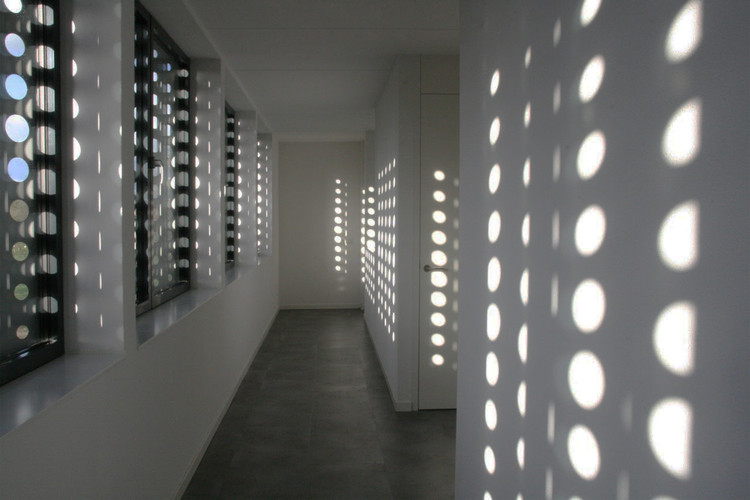 荷兰海伦文现代别墅,开放式设计、自然光与水景交融-25