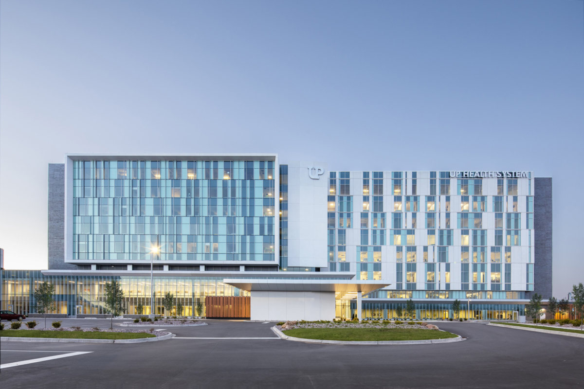 Michigan 雪城中心新建医疗中心，融入自然环境的现代设计-11