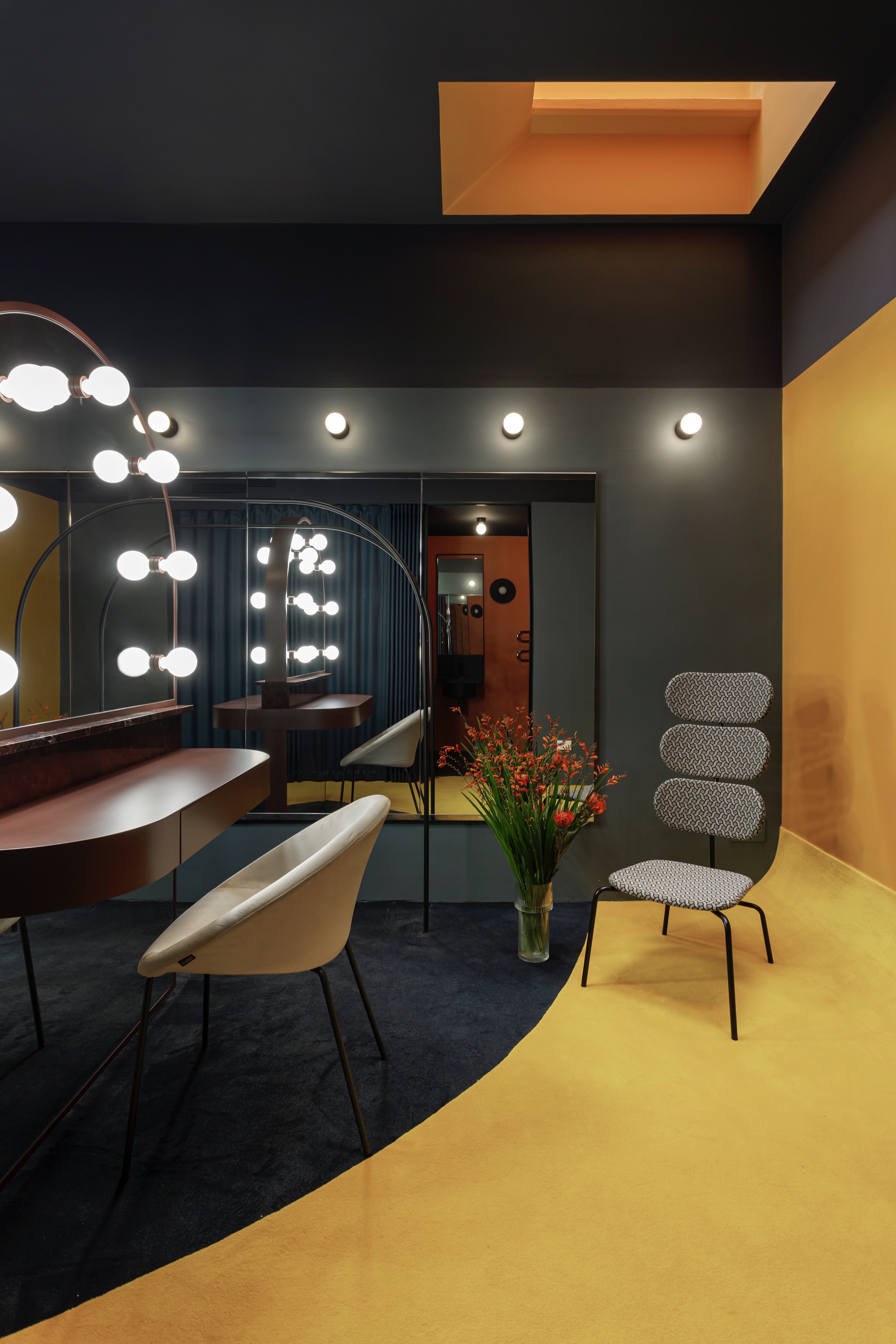 色彩鲜明的剧场化妆间设计-7