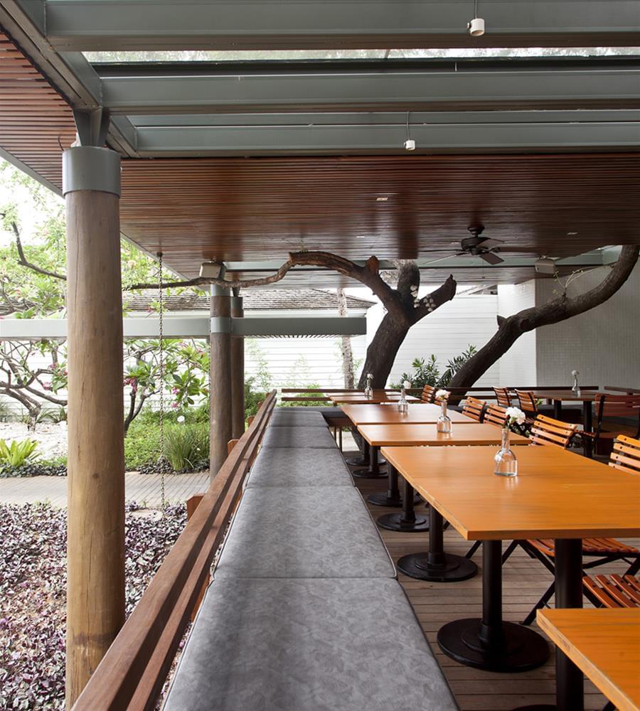 巴西 DAS 餐厅 | 木钢构造与复古汽车元素的完美融合-3