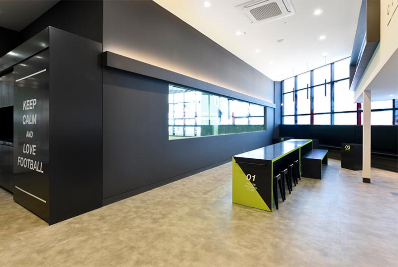 简约设计打造 171 平米室内足球场空间-11