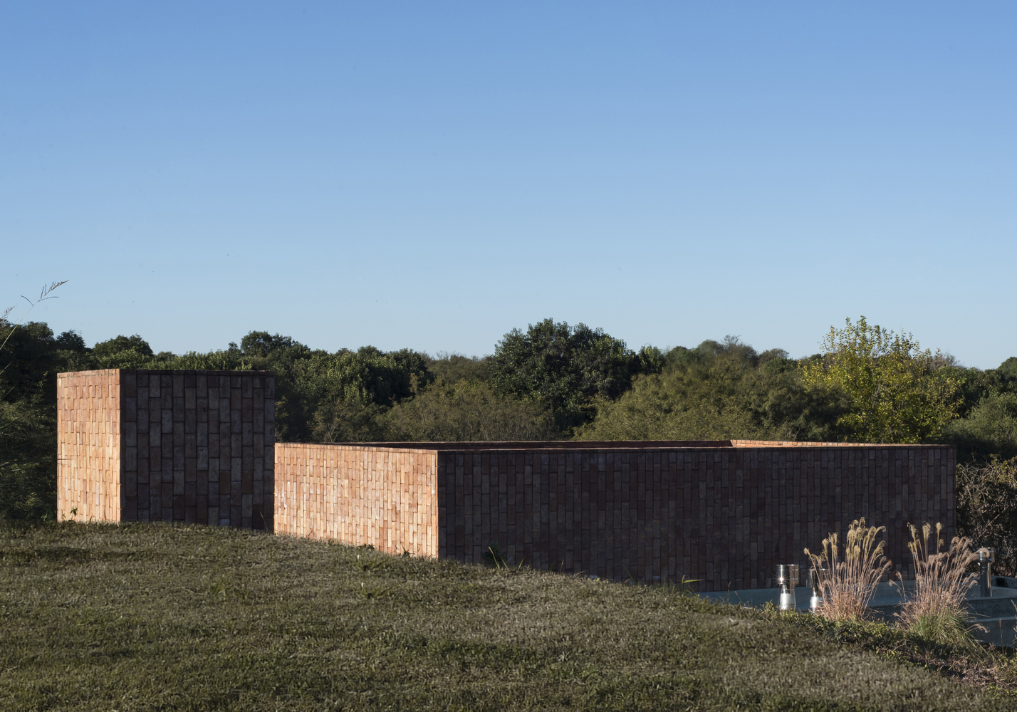 嵌入山间森林的绿色住宅-17